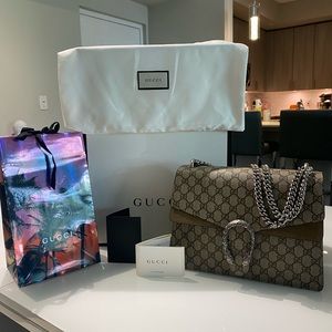 GUCCI Dionysus Medium Shoulder Bag